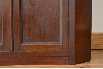 レトロ家具　昭和レトロ　細身でシックな三角コーナーキャビネット(アンティーク)
