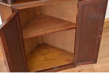 レトロ家具　昭和レトロ　細身でシックな三角コーナーキャビネット(アンティーク)