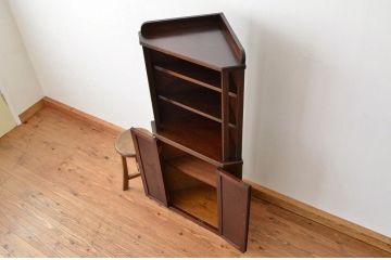レトロ家具　昭和レトロ　細身でシックな三角コーナーキャビネット(アンティーク)