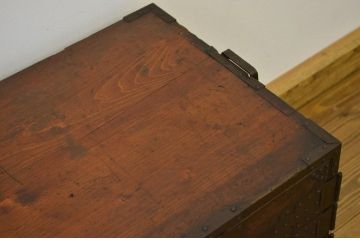 アンティーク家具　古民具・骨董　重厚な金具の観音扉の時代箪笥ローボード(ローチェスト)