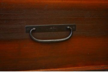 アンティーク家具　古民具・骨董　重厚な金具の観音扉の時代箪笥ローボード(ローチェスト)