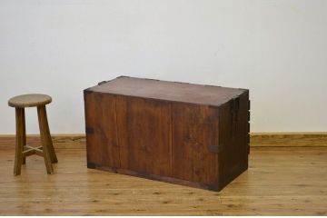 アンティーク家具　古民具・骨董　重厚な金具の観音扉の時代箪笥ローボード(ローチェスト)