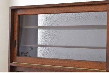 レトロ家具　昭和レトロ 結霜ガラス入り特大両面収納棚 引き出し付き(陳列棚・ショーケース・ガラスケース)
