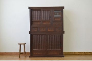 アンティーク家具　古民具・骨董　丸桟引き戸の重厚な四尺水屋箪笥(タンス、食器棚)