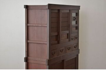 アンティーク家具　古民具・骨董　丸桟引き戸の重厚な四尺水屋箪笥(タンス、食器棚)