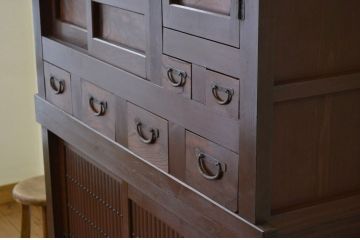 アンティーク家具　古民具・骨董　丸桟引き戸の重厚な四尺水屋箪笥(タンス、食器棚)