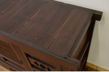 アンティーク家具　古民具・骨董　丸桟引き戸の重厚な四尺水屋箪笥(タンス、食器棚)