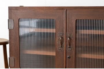 アンティーク家具　鉄脚の観音開き　アンティークローボード