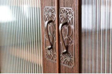 アンティーク家具　鉄脚の観音開き　アンティークローボード