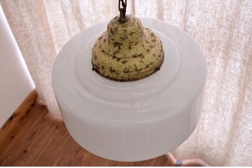 アンティーク　レトロな乳白ガラスの吊り下げ照明(電笠・天井照明・ミルクガラス)