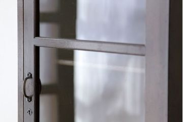 アンティーク家具　★アンティーク　スリムな縦型収納棚(本箱・食器棚)