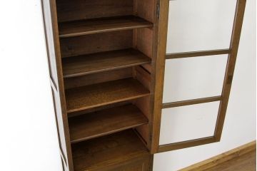 アンティーク家具　★アンティーク　スリムな縦型収納棚(本箱・食器棚)