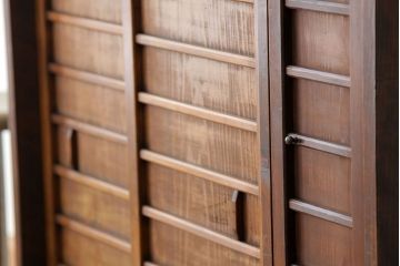 アンティーク家具　アンティーク　造りの上質な無垢材下駄箱(収納棚)