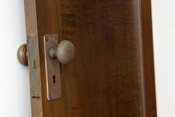 アンティーク　総無垢材の造りの良い巾せまドア1枚(扉)