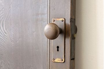 アンティーク　総無垢材の造りの良い巾せまドア1枚(扉)