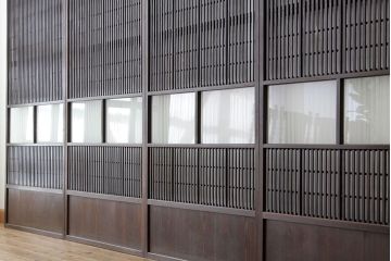 古民具・骨董　古い木のシックな裏障子付き格子4枚セット(引き戸・建具)