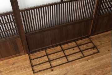 古民具・骨董　古い木のシックな裏障子付き格子4枚セット(引き戸・建具)