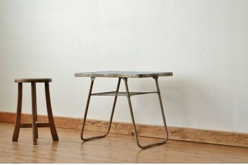 レトロ家具　昭和レトロ 鉄脚の折り畳みテーブル(鉄足、机、在宅ワーク、在宅用テーブル、作業台、デスク、アイアン)