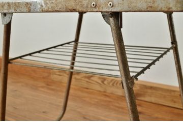 レトロ家具　昭和レトロ 鉄脚の折り畳みテーブル(鉄足、机、在宅ワーク、在宅用テーブル、作業台、デスク、アイアン)