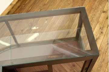 アンティーク家具　アンティーク 古いタバコ屋の重厚なR型ガラスケース(ショーケース)