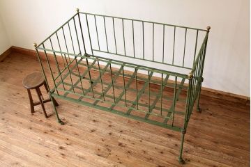 アンティーク家具　イギリスアンティーク　アイアンベビーベッド