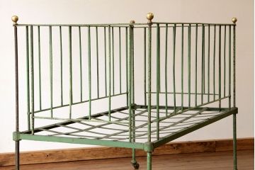アンティーク家具　イギリスアンティーク　アイアンベビーベッド