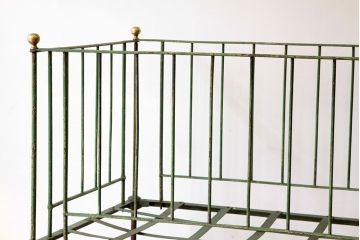 アンティーク家具　イギリスアンティーク　アイアンベビーベッド