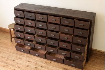 アンティーク家具　アンティーク　古い無垢材のネームプレート付き34杯引き出し(ドロワー)(薬箪笥)