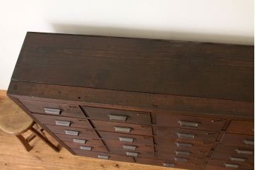 アンティーク家具　アンティーク　古い無垢材のネームプレート付き34杯引き出し(ドロワー)(薬箪笥)
