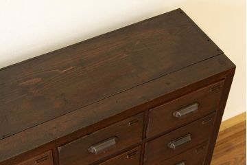 アンティーク家具　アンティーク　古い無垢材のネームプレート付き34杯引き出し(ドロワー)(薬箪笥)