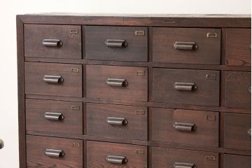 アンティーク家具　アンティーク　古い無垢材のネームプレート付き34杯引き出し(ドロワー)(薬箪笥)