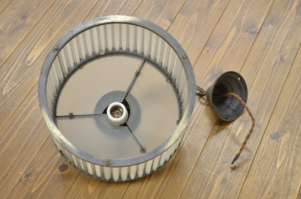 アンティーク　古い洋館の吊り下げガラス照明