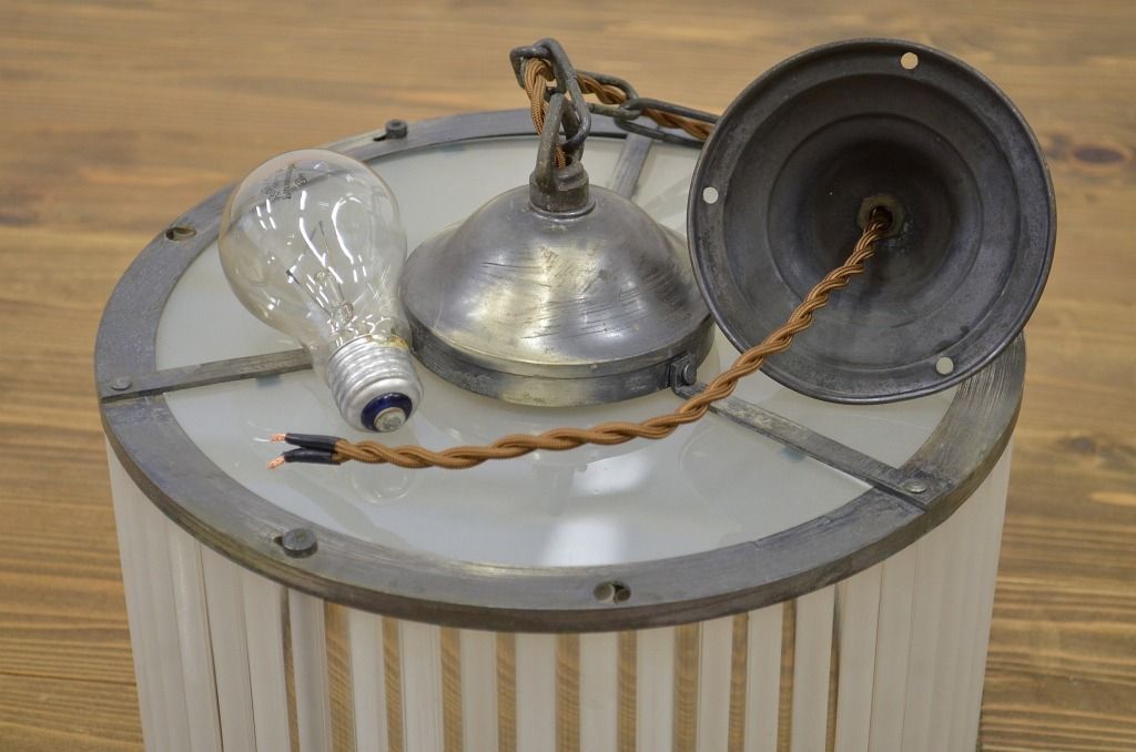 アンティーク　古い洋館の吊り下げガラス照明