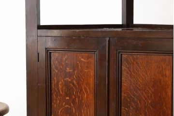 アンティーク家具　★大正ロマン　小ぶりで重厚なコーナーキャビネット