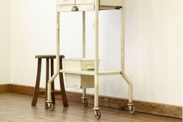 ヴィンテージ家具　希少イギリスビンテージアイアンキャビネット(ケビントガラスケース)(医療棚)