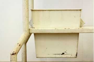 ヴィンテージ家具　希少イギリスビンテージアイアンキャビネット(ケビントガラスケース)(医療棚)