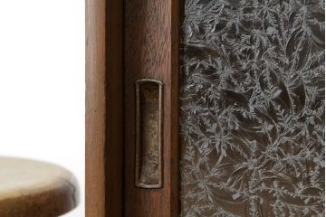 アンティーク家具　アンティーク古い無垢板の結霜ガラスの下駄箱(収納棚)