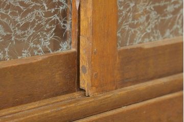 アンティーク家具　アンティーク古い無垢板の結霜ガラスの下駄箱(収納棚)