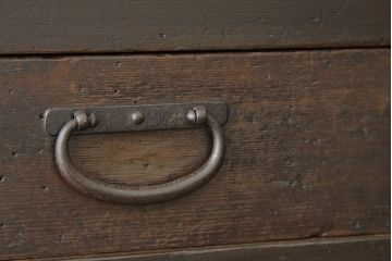 アンティーク家具　古民具・骨董　極厚金具の使い込まれた味わいある重ね美濃帳場箪笥(時代箪笥)