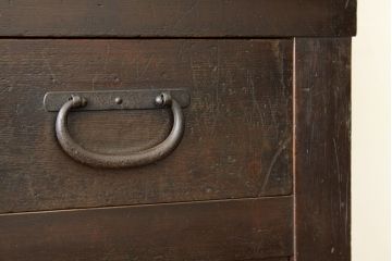 アンティーク家具　古民具・骨董　極厚金具の使い込まれた味わいある重ね美濃帳場箪笥(時代箪笥)