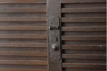 アンティーク家具　古民具・骨董　極厚金具の使い込まれた味わいある重ね美濃帳場箪笥(時代箪笥)