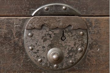 アンティーク家具　古民具・骨董　極厚金具の使い込まれた味わいある重ね美濃帳場箪笥(時代箪笥)