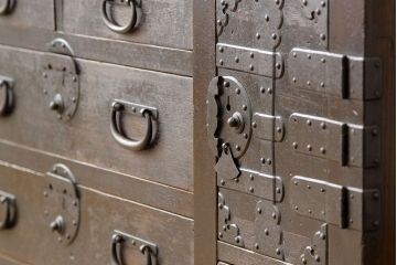 アンティーク家具　古民具・骨董　極厚金具の使い込まれた味わいある重ね美濃帳場箪笥(時代箪笥)
