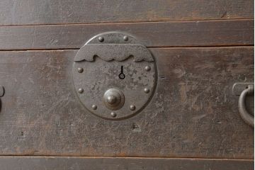 アンティーク家具　古民具・骨董　極厚金具の使い込まれた味わいある重ね美濃帳場箪笥(時代箪笥)
