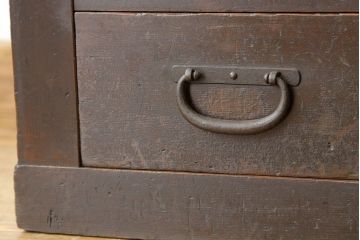 アンティーク家具　古民具・骨董　極厚金具の使い込まれた味わいある重ね美濃帳場箪笥(時代箪笥)