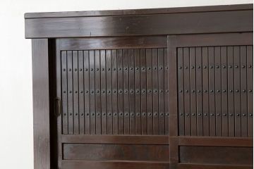アンティーク家具　古民具・骨董　古い木の縦桟格子扉の味わい深い四尺水屋箪笥