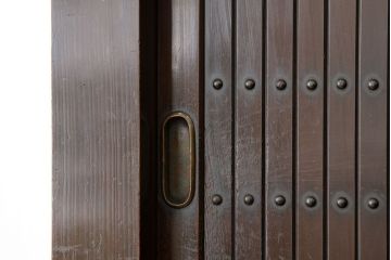アンティーク家具　古民具・骨董　古い木の縦桟格子扉の味わい深い四尺水屋箪笥