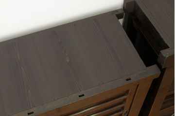 アンティーク家具　古民具・骨董　古い木の縦桟格子扉の味わい深い四尺水屋箪笥