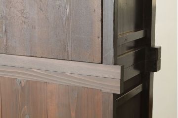 アンティーク家具　古民具・骨董　古い木の縦桟格子扉の味わい深い四尺水屋箪笥