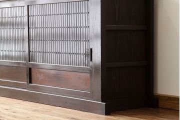 アンティーク家具　古民具・骨董　使い込まれた重厚な水屋箪笥サイドボード(収納棚)